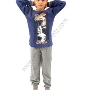pijama para niño con pantalon de puño gris, con estampado de cascos de moto en la camiseta. Fondo azul.