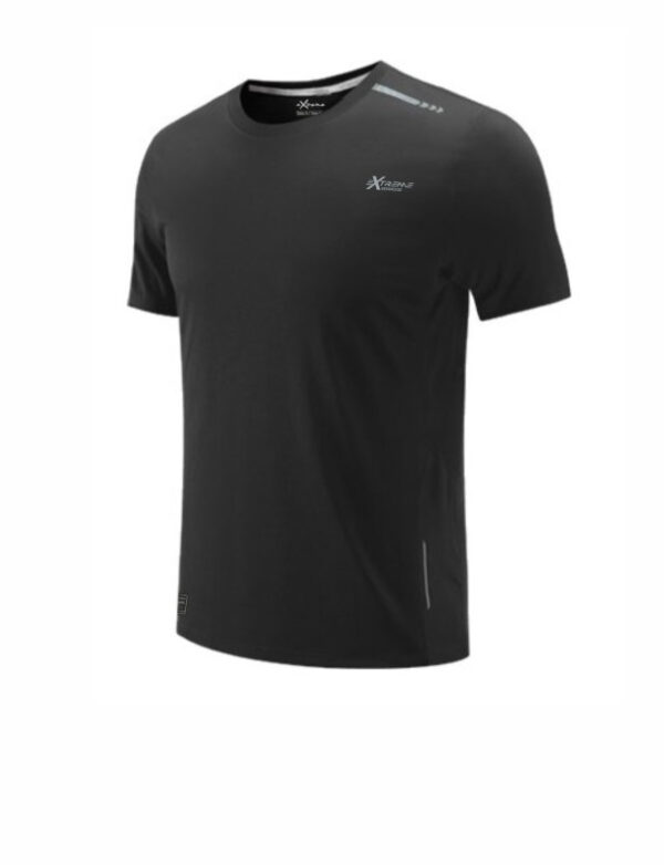 camiseta tecnica deportiva detalles reflectantes negra. Costadillo y axilas microperforadas