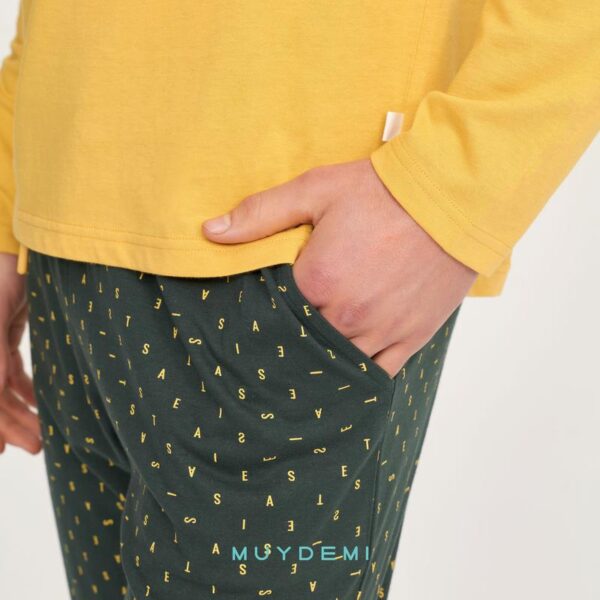 pijama hombre largo pantalon letras bolsillos. Camiseta botones color mostaza. Pantalon kaki con letras