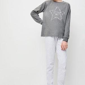 pijama niña algodon, Camiseta manga larga gris marengo con puntitos y una estrella en el centro de flores y corazones, pantalon liso gris con puños