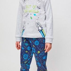 pijama niño manga larga camiseta gris con dibujos cohetes con puños en azul marino. Pantalon con puños azul marino con dibujos del espacio