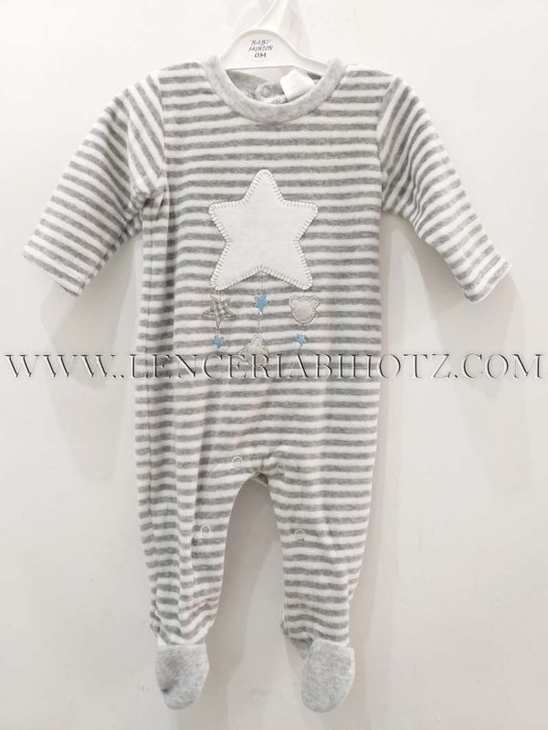 pijama bebe de rayas en gris de terciopelo, abertura trasera corchetes. Estrella grande en el centro en color crudo