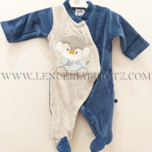 pijama bebe entero con abertura delantera de corchetes. Azul y gris. bordado de pingüino delantero