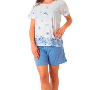 pijama corto, pantalon azul liso, camiseta blanca con botones y estampado de rosas en azul