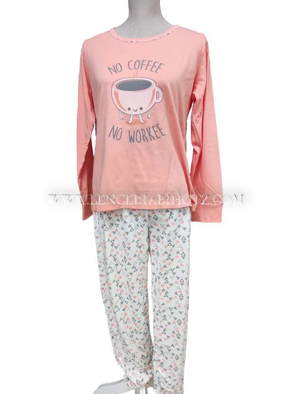 pijama mujer algodon taza cafe manga larga con puños. Camiseta color coral claro y pantalon blanco dibujos geometricos triangulares
