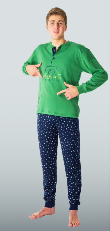 pijama hombre felpa manga larga. Camiseta verde con botones. Pantalon marino estampado con puños