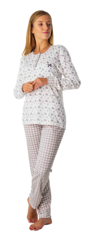 pijama invierno lago con botones y puños en las mangas. Pantalon de cuadros gris y blanco, camiseta blanca con abetos en gris