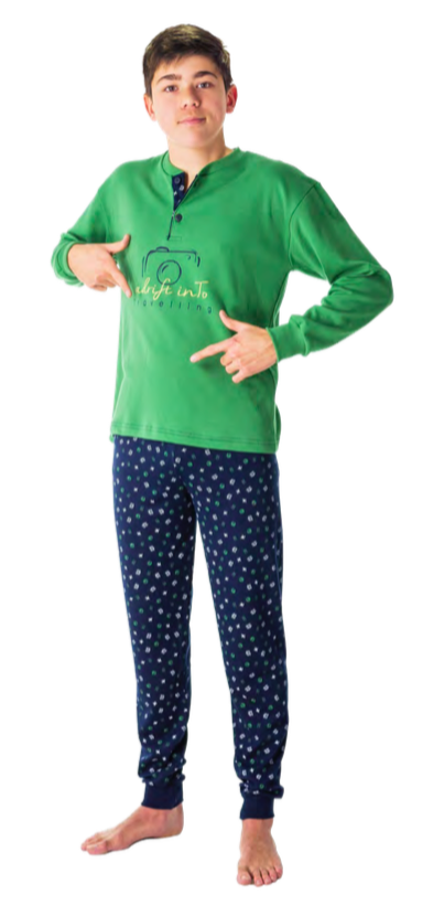 pijama camiseta verde con botones. Pantalon marino estampado motivos de viajes, con puños en marino