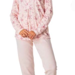 pijama rosa con camiseta estampada de flores. Botones