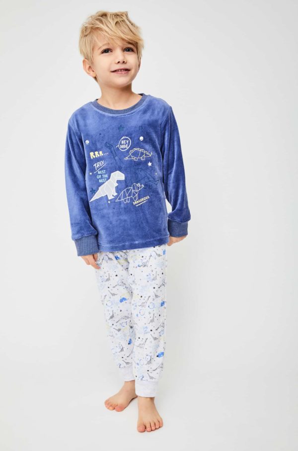 pijama terciopelo manga larga camiseta azulon con puños y dibujos de dinosaurios, pantalon gris claro estampado con puños