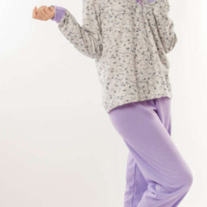 pijama mujer felpa con puños. Camiseta gris estampado ramitas botones cuello. Pantalon liso lila