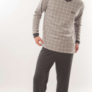 pijama afelpado camiseta gris con cuadros en blanco cuello pico y puños. Pantalon gris marengo liso puños