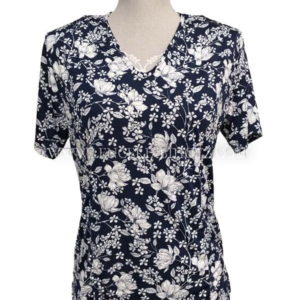 camiseta mujer verano cuello pico flores blancas fondo marino.