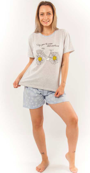 pijama mujer verano juvenil margaritas en el pantalon. Bermuda azul y camiseta gris vigore