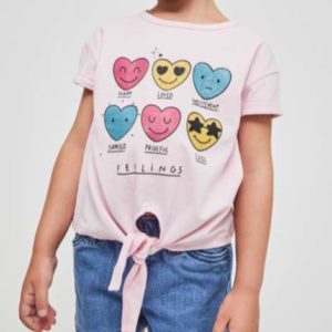 camiseta niña verano estampado corazones emojis con purpurina. Manga corta, abertura delantera para lazo